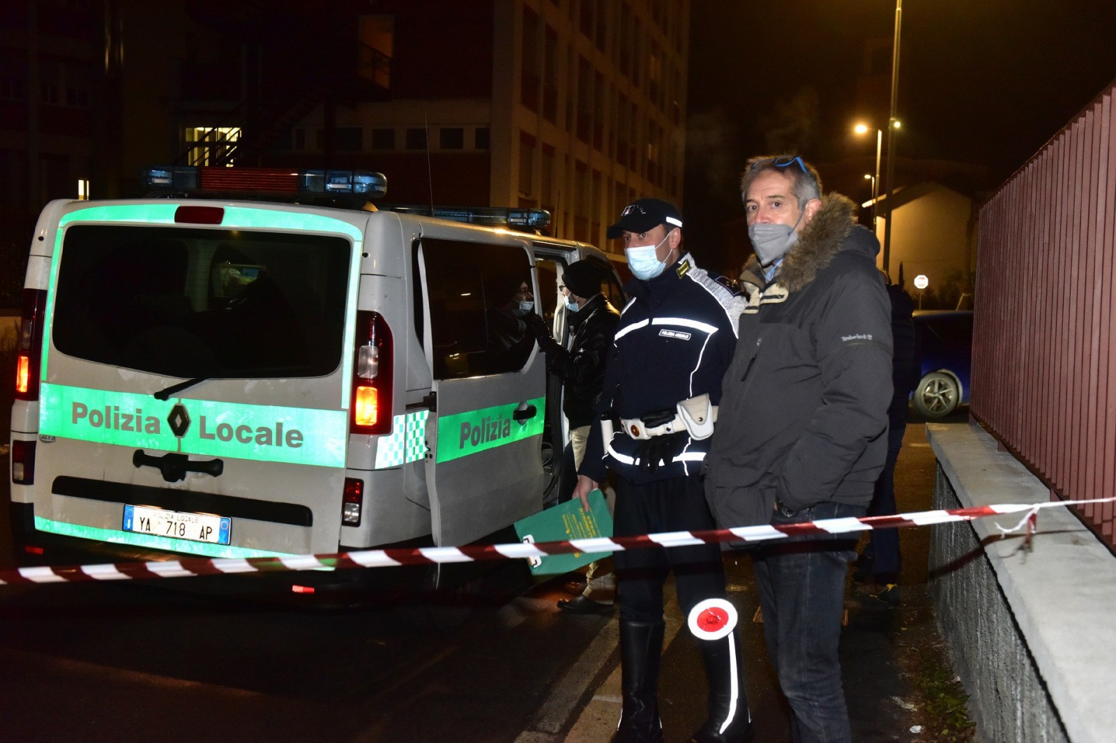 VARESE INCIDENTE GRAVE PEDONE INCASTRATO SOTTO IL CAMION VIA MONTE ROSA