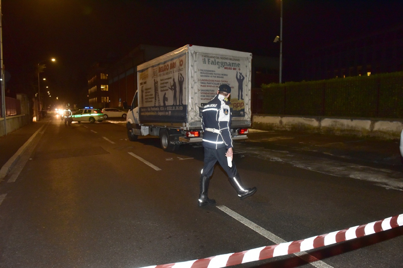 VARESE INCIDENTE GRAVE PEDONE INCASTRATO SOTTO IL CAMION VIA MONTE ROSA