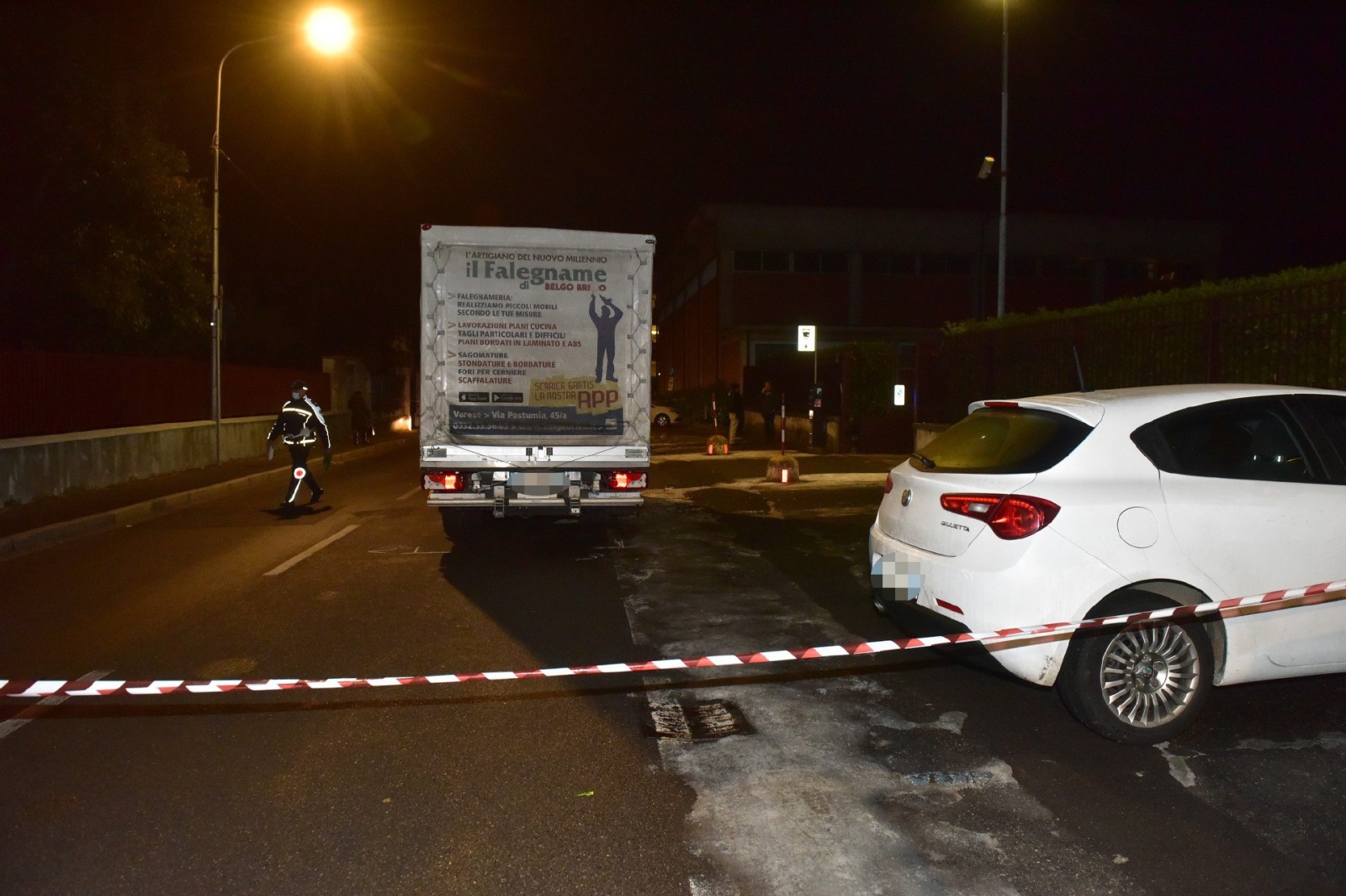 VARESE INCIDENTE GRAVE PEDONE INCASTRATO SOTTO IL CAMION VIA MONTE ROSA