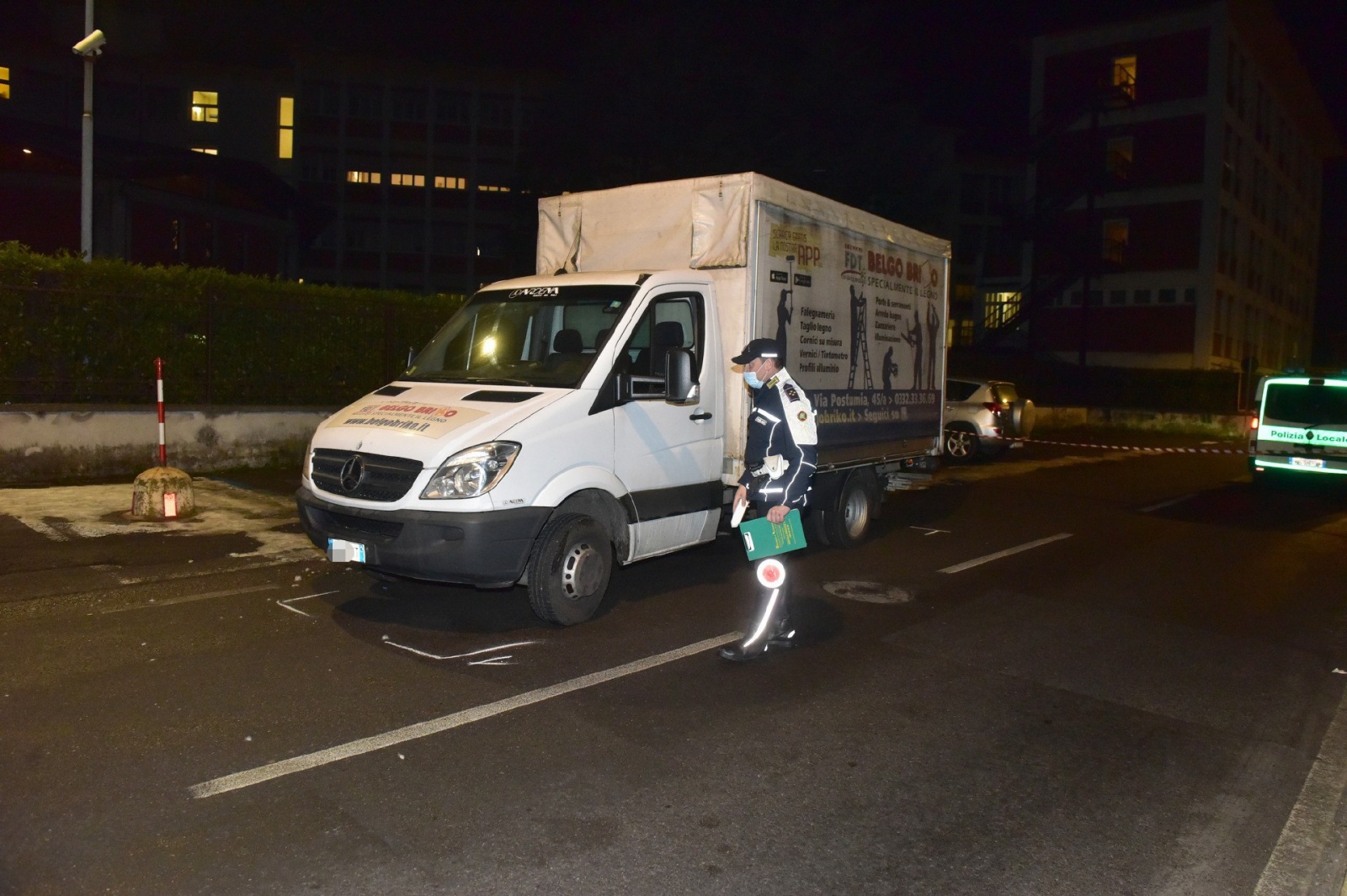 VARESE INCIDENTE GRAVE PEDONE INCASTRATO SOTTO IL CAMION VIA MONTE ROSA