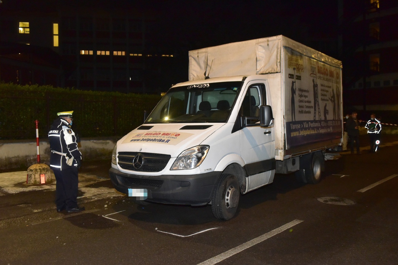 VARESE INCIDENTE GRAVE PEDONE INCASTRATO SOTTO IL CAMION VIA MONTE ROSA