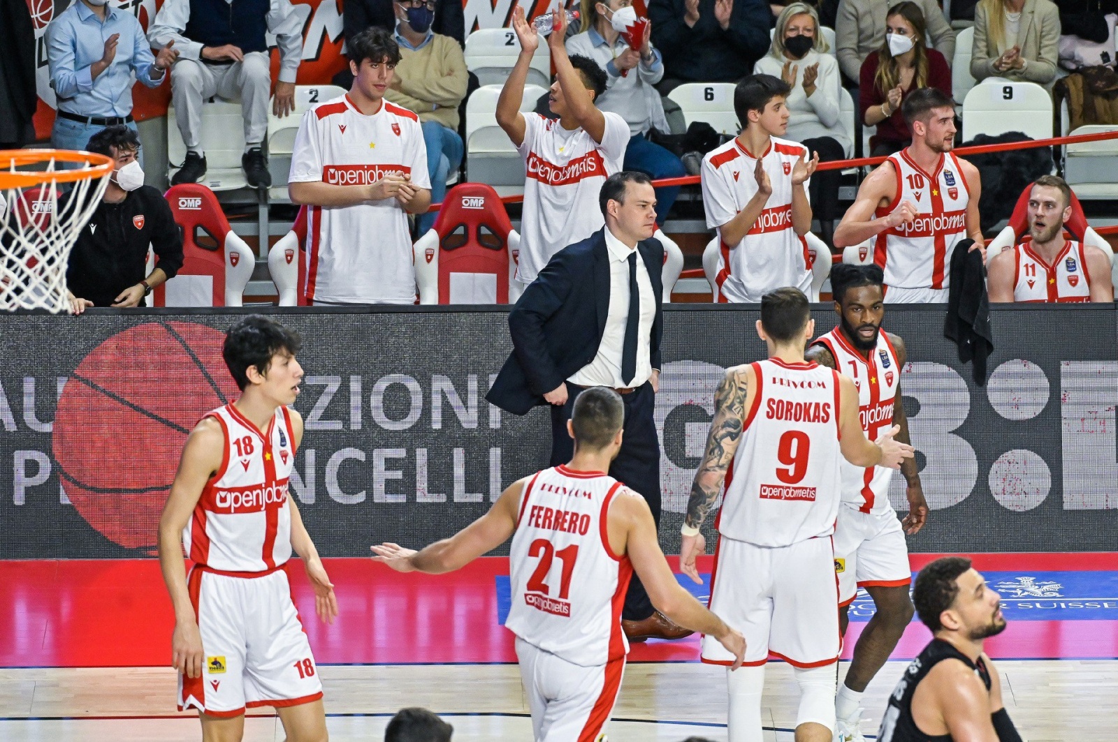 VARESE BASKET SERIE A OPENJOBMETIS PALLACANESTRO VARESE VS. VIRTUS SEGAFREDO BOLOGNA NELLA FOTO JOHAN ROIJAKKERS E PANCHINA