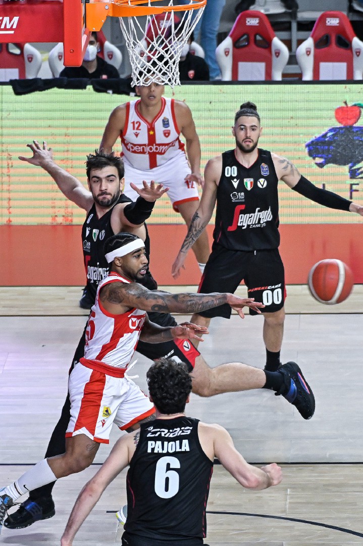 VARESE BASKET SERIE A OPENJOBMETIS PALLACANESTRO VARESE VS. VIRTUS SEGAFREDO BOLOGNA NELLA FOTO MARCUS KEENE