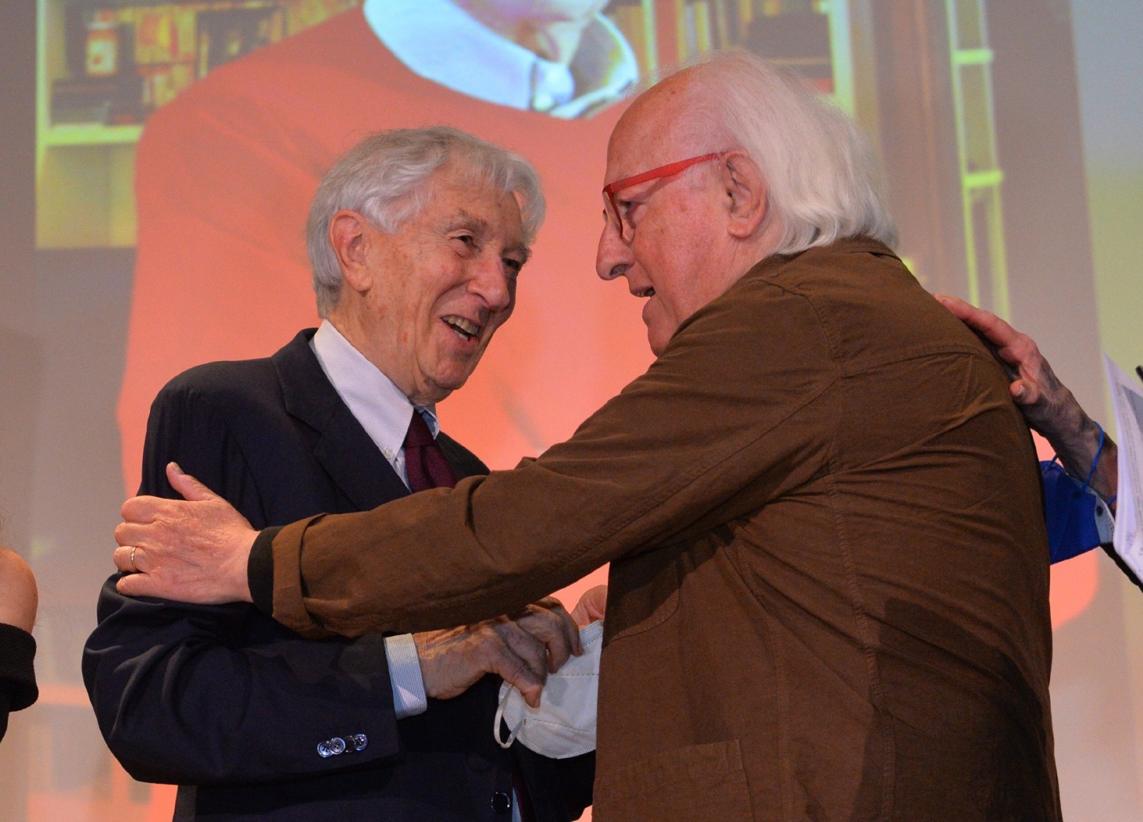 LUINO PREMIO CHIARA ALLA CARRIERA 2022 A CORRADO AUGIAS AL TEATRO SOCIALE CON BAMBI LAZZATI, ROMANO OLDRINI E SINDACO ENRICO BIANCHI
