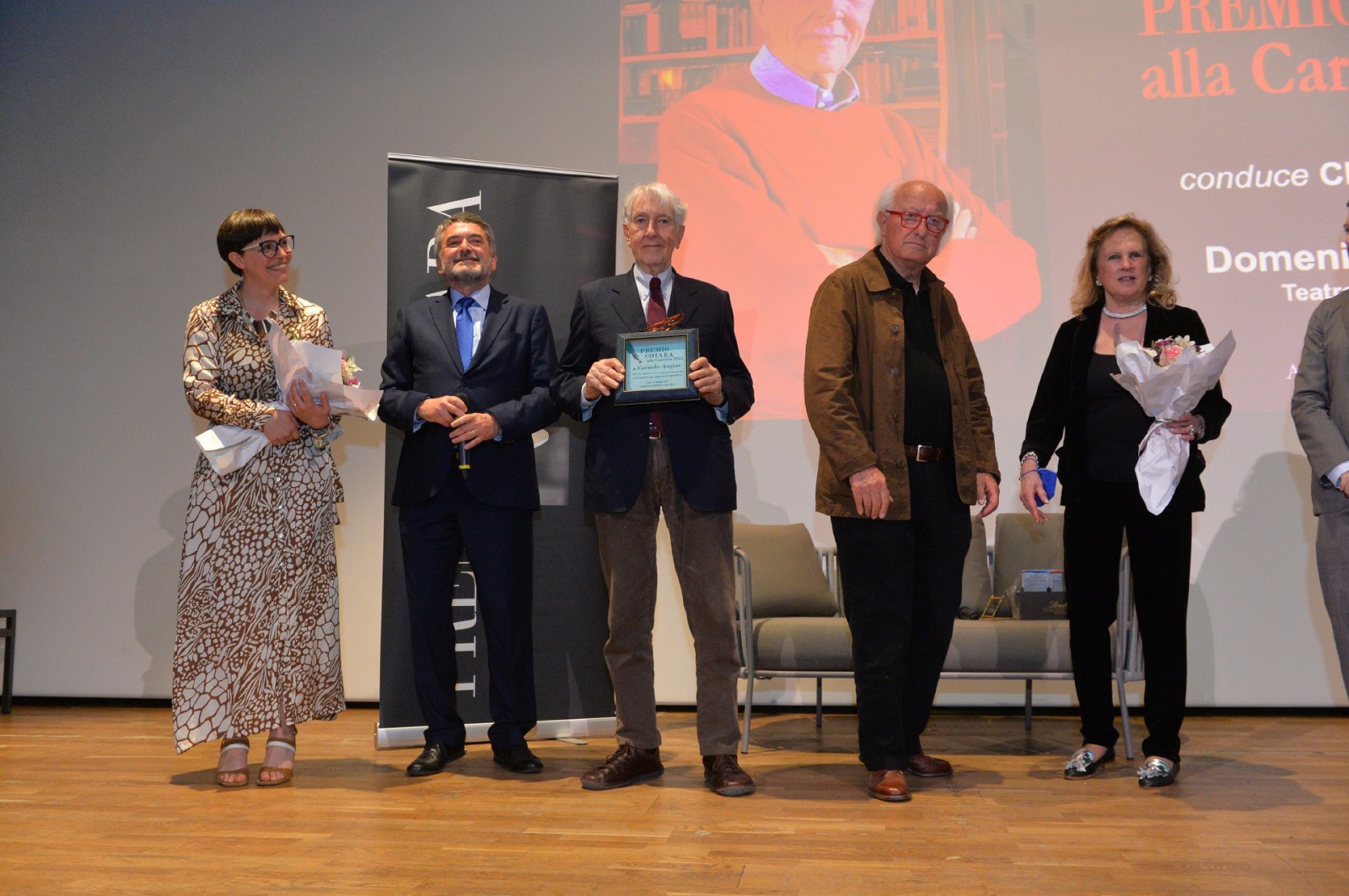 LUINO PREMIO CHIARA ALLA CARRIERA 2022 A CORRADO AUGIAS AL TEATRO SOCIALE CON BAMBI LAZZATI, ROMANO OLDRINI E SINDACO ENRICO BIANCHI