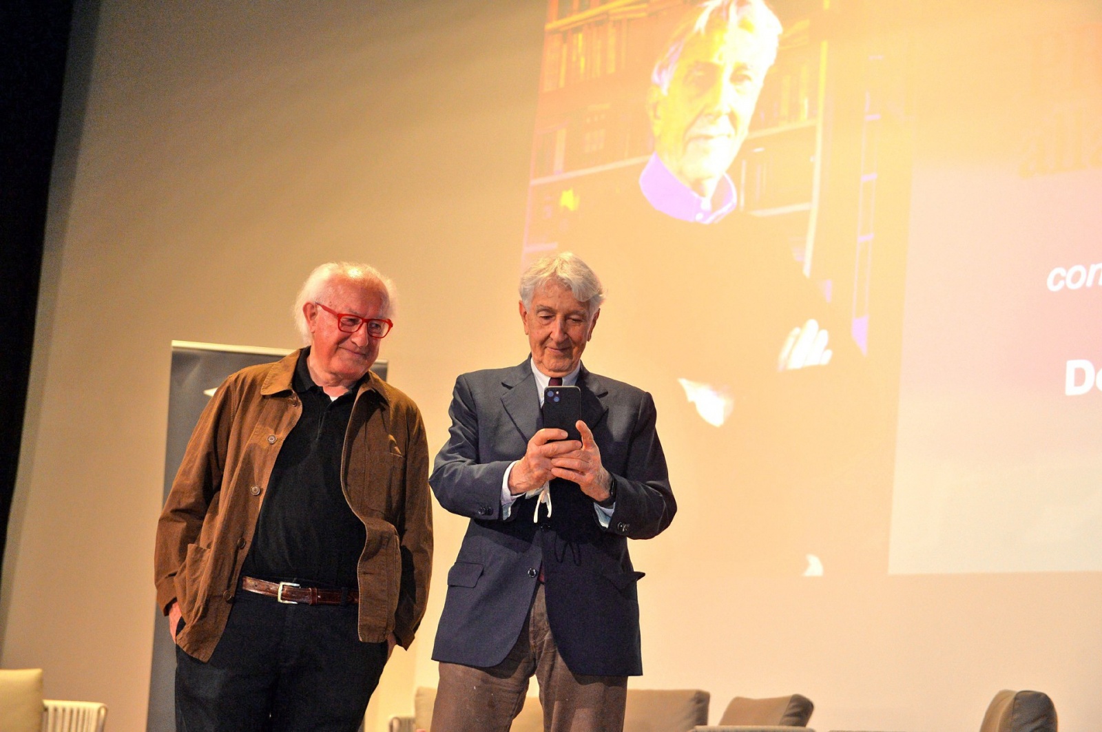 LUINO PREMIO CHIARA ALLA CARRIERA 2022 A CORRADO AUGIAS AL TEATRO SOCIALE CON BAMBI LAZZATI, ROMANO OLDRINI E SINDACO ENRICO BIANCHI