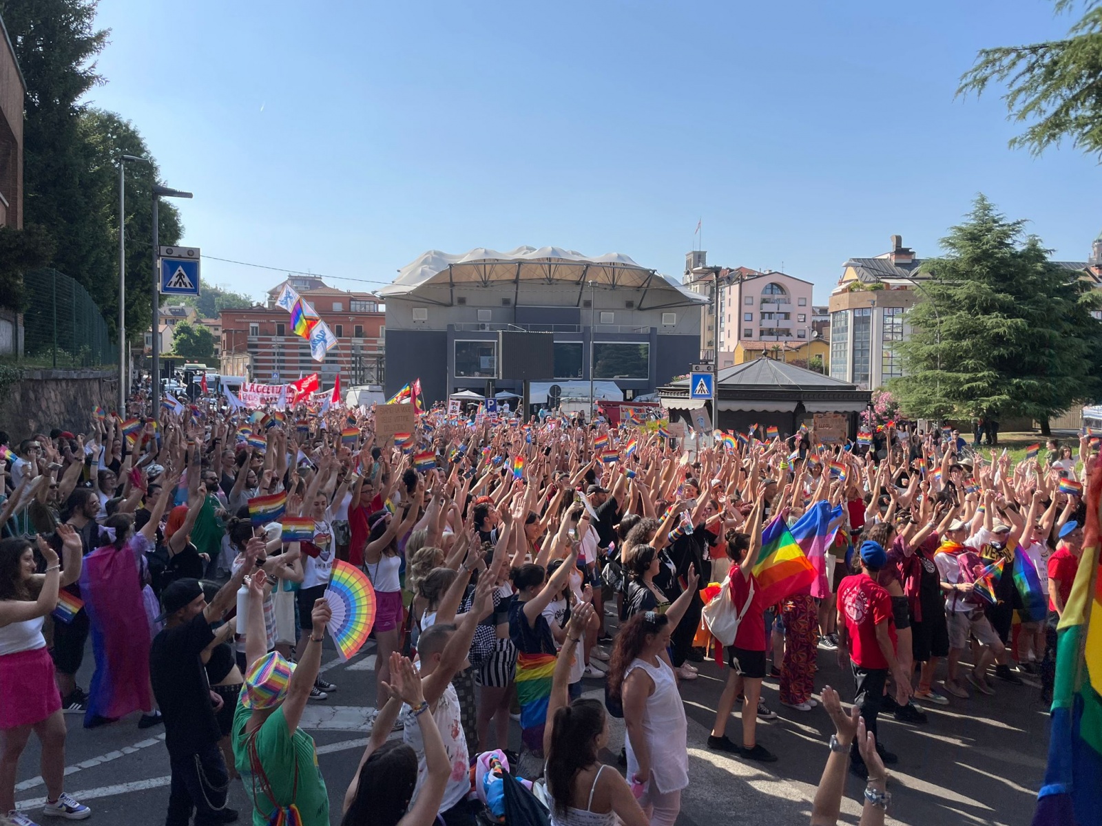 Varese, l’orgoglio arcobaleno invade il centro 13