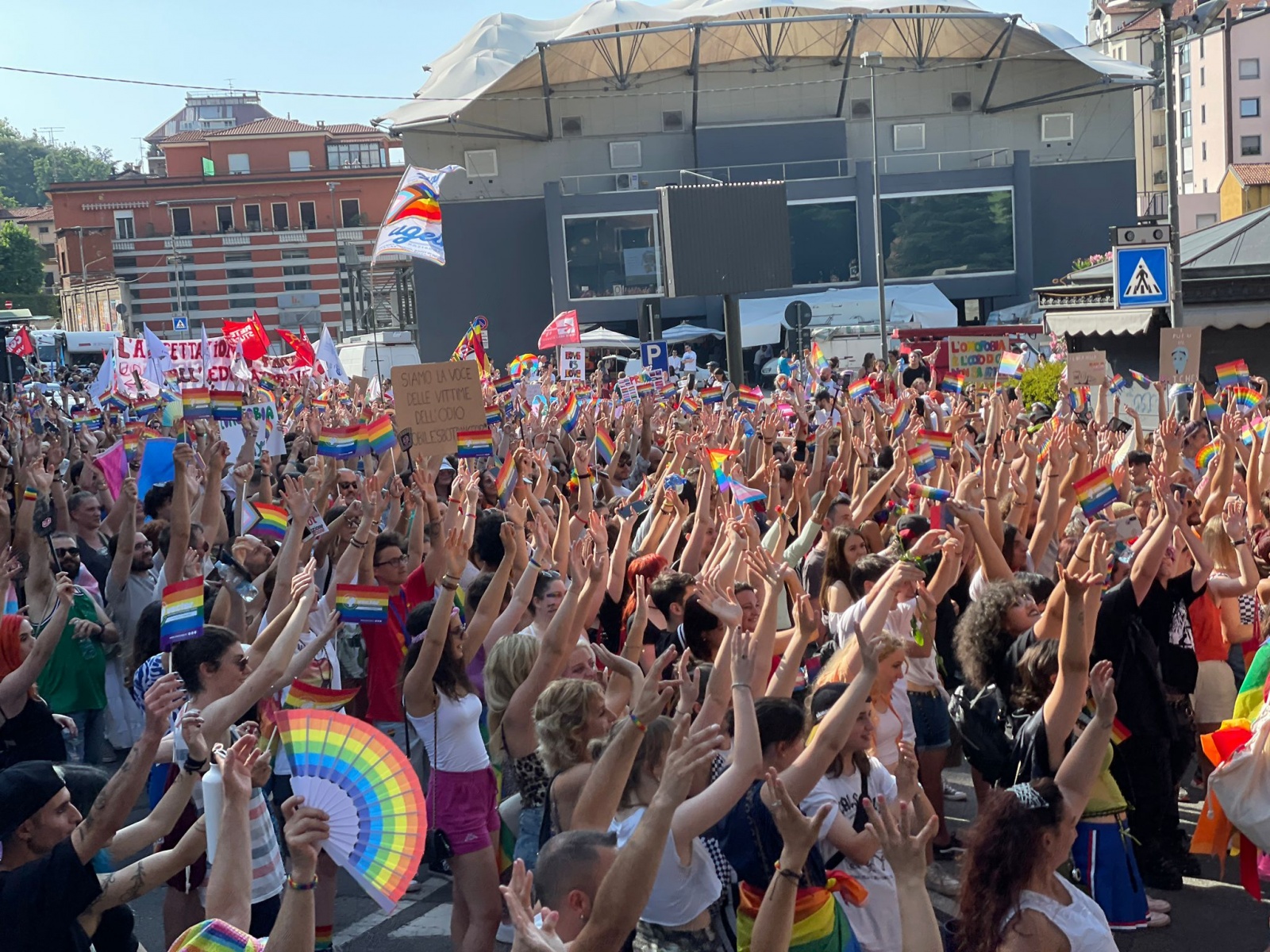 Varese, l’orgoglio arcobaleno invade il centro 14