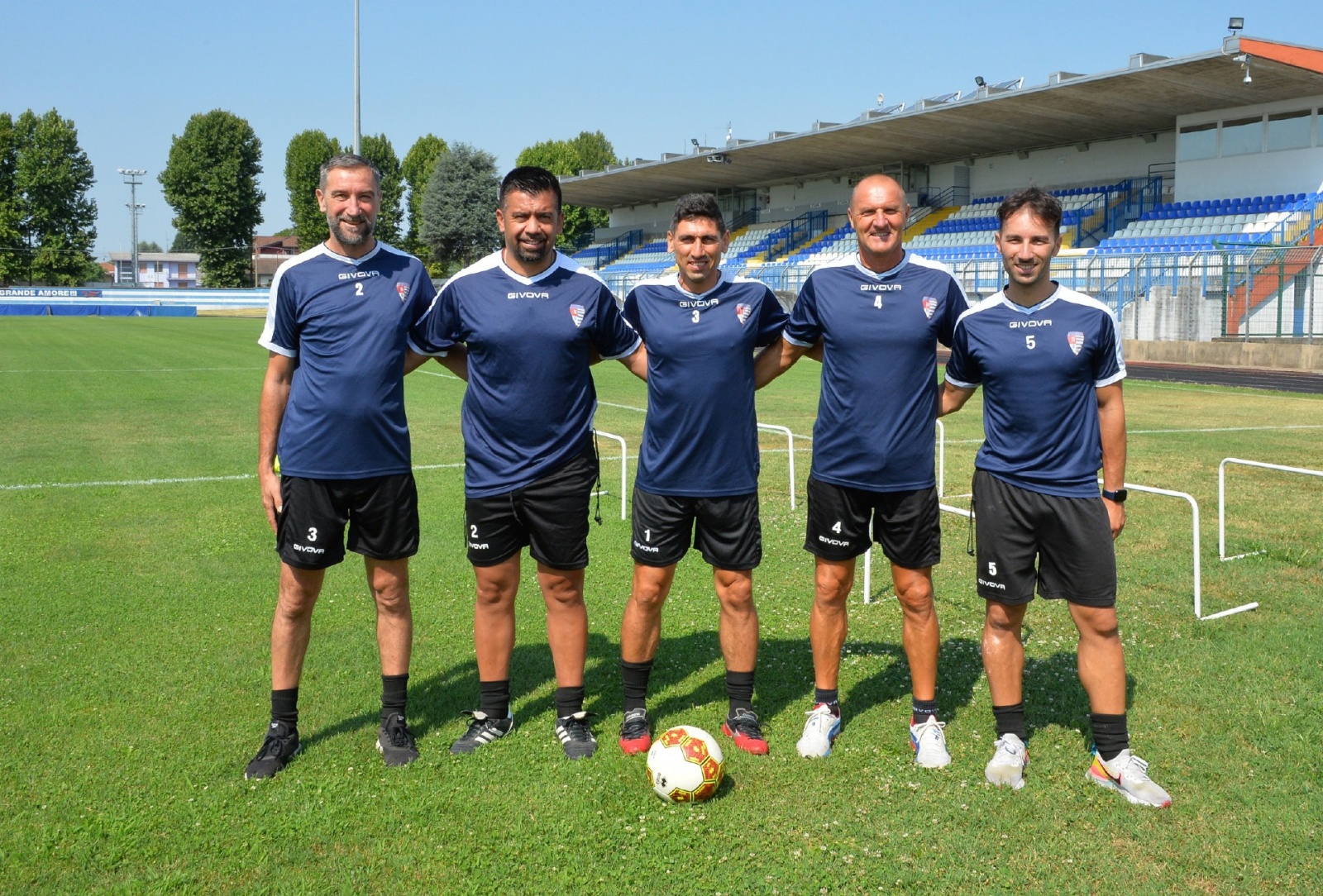 BUSTO ARSIZIO RADUNO PRO PATRIA CALCIO STAGIONE 2022-2023 NELLA FOTO JORGE VARGAS CON IL SUO STAFF