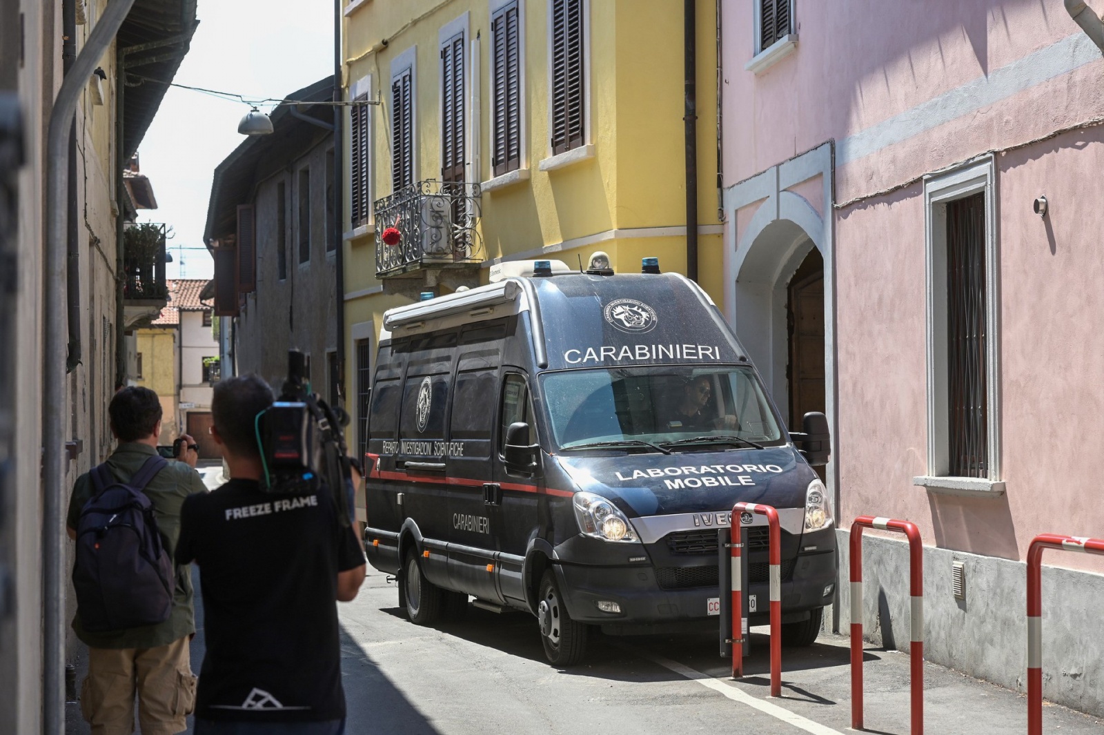 MALNATE CARABINIERI RIS DI PARMA SUL LUOGO DELL’OMICIDIO DI CARMELA FABOZZI IN VIA SANVITO PER RILIEVI