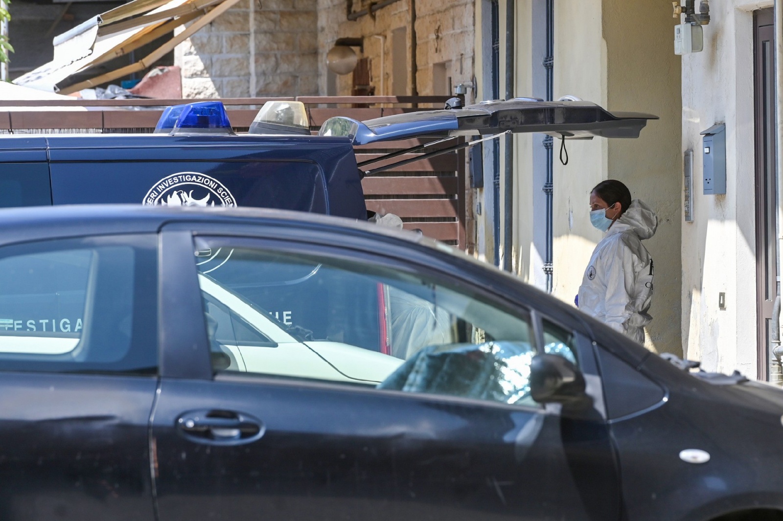 MALNATE CARABINIERI RIS DI PARMA SUL LUOGO DELL’OMICIDIO DI CARMELA FABOZZI IN VIA SANVITO PER RILIEVI