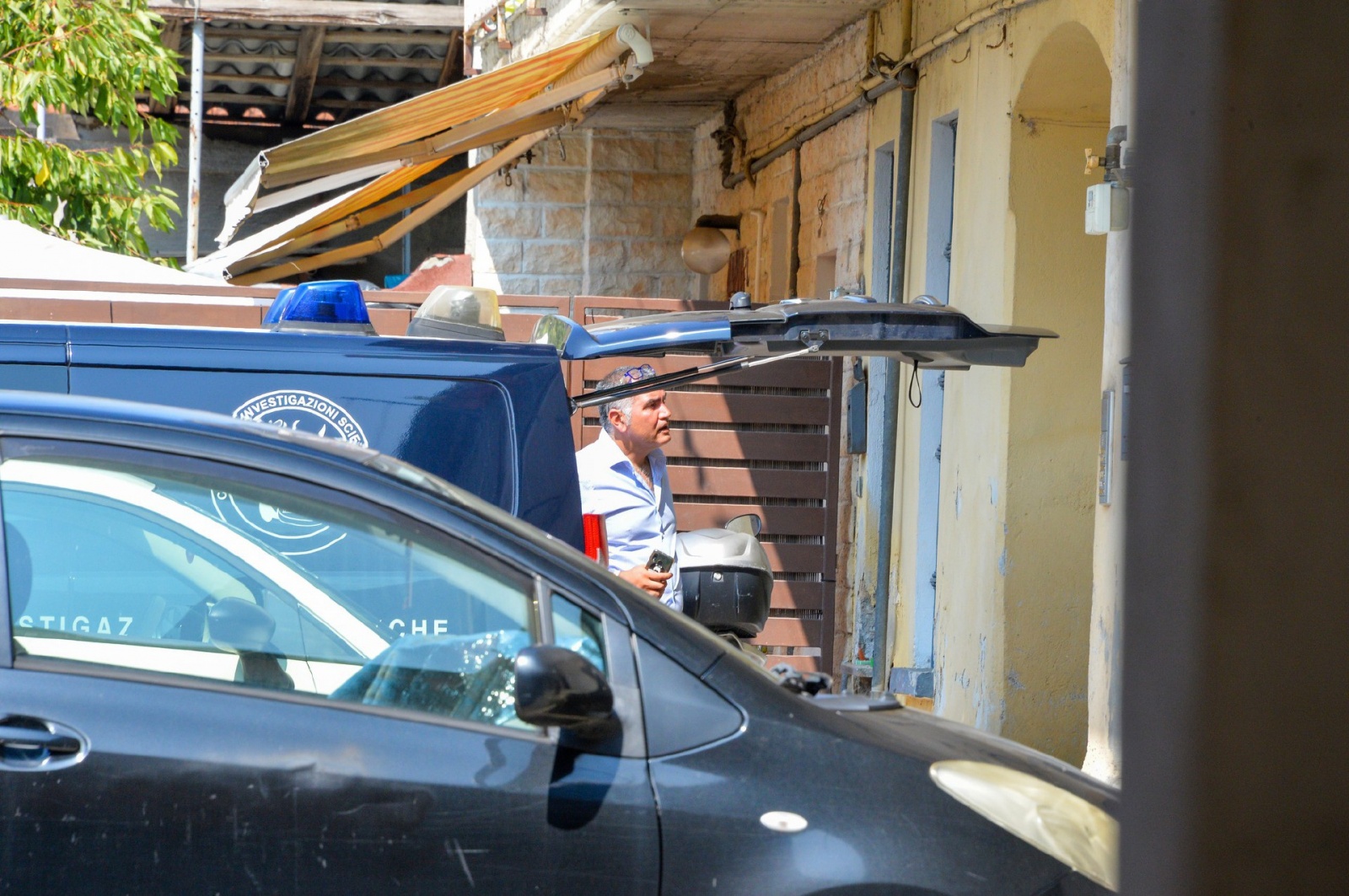 MALNATE CARABINIERI RIS DI PARMA SUL LUOGO DELL’OMICIDIO DI CARMELA FABOZZI IN VIA SANVITO PER RILIEVI NELLA FOTO AVVOCATO MARCO ANTONINI