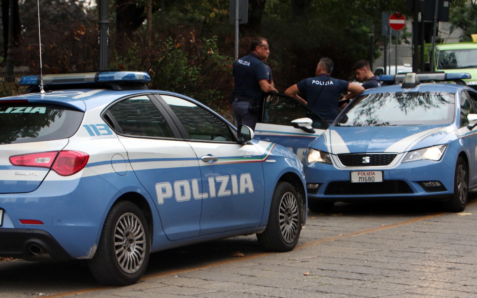 Il punto in cui una giovane donna di 22 anni è stata accoltellata nella centrale piazza della Repubblica, Milano, 17 Agosto 2022. ANSA/PAOLO SALMOIRAGO