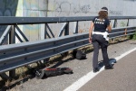 Un 32enne di origine asiatica è stato investito e ucciso oggi da un Tir mentre percorreva una rampa in monopattino. L'incidente è avvenuto sulla strada provinciale Cassanese, all'altezza del Comune di Melzo, nel Milanese. L'uomo è morto sul colpo. Sul pos