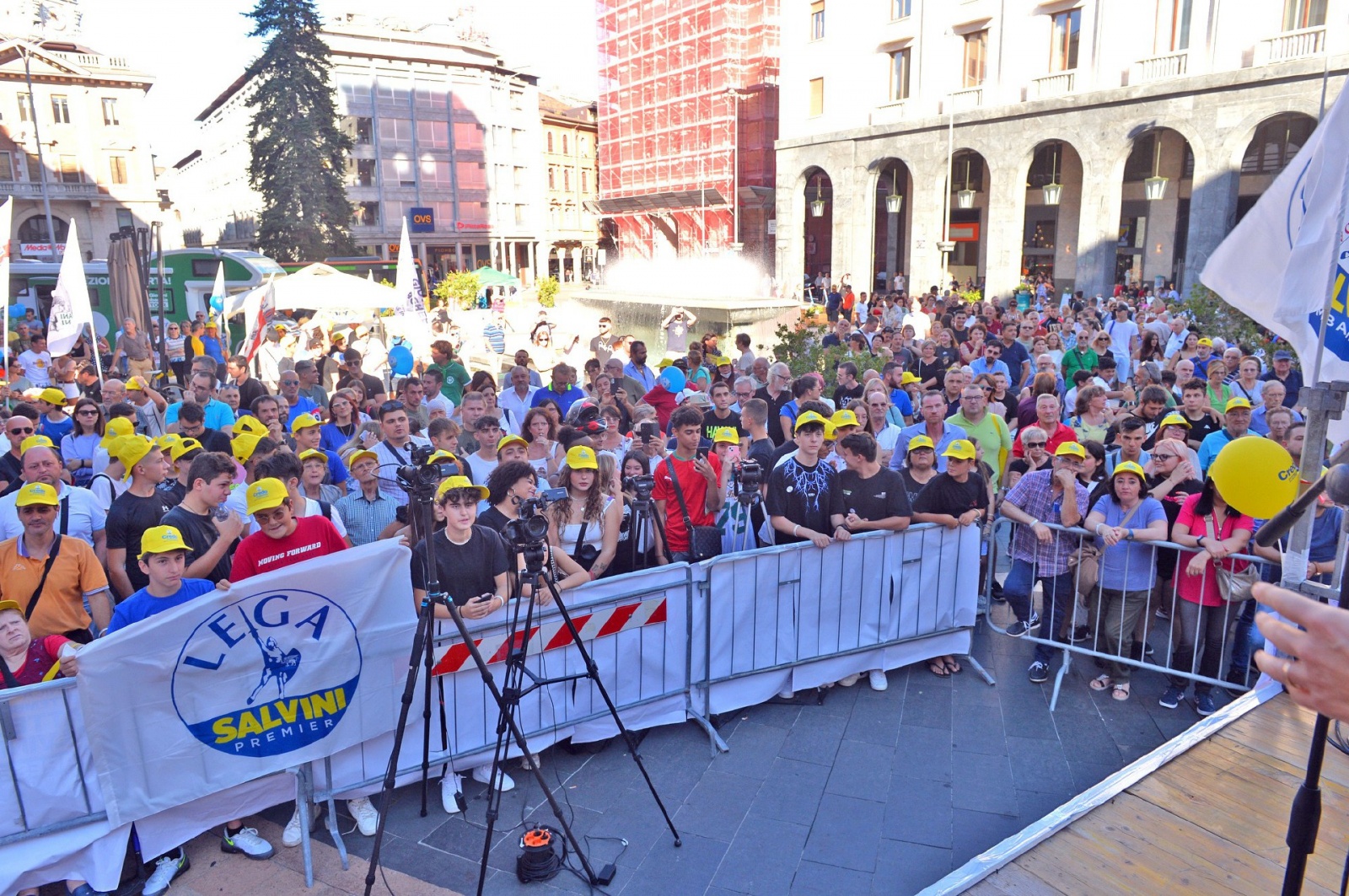 VARESE MATTEO SALVINI IN PIAZZA MONTE GRAPPA PER CAMPAGNA ELETTORALE POLITICHE 2022 CON I CANDIDATI. RISOTTATA LEGA E BIRRA