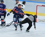 VARESE. HOCKEY. HCMV MASTINI VARESE-HC FALCONS BRIXEN BRESSANONE NELLA FOTO TAUBER SPINGE ARBITRO