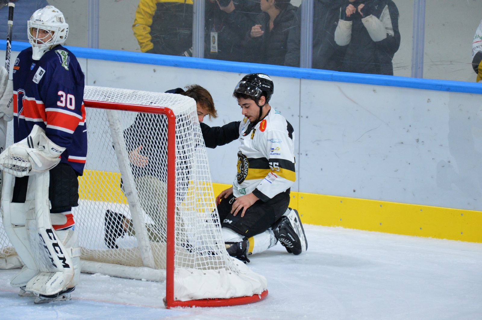 VARESE. HOCKEY. HCMV MASTINI VARESE-HC FALCONS BRIXEN BRESSANONE NELLA FOTO PIROSO COLPITO