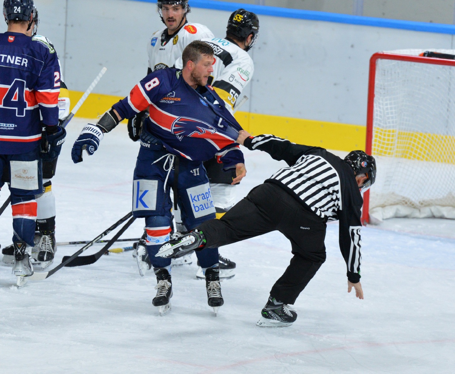 VARESE. HOCKEY. HCMV MASTINI VARESE-HC FALCONS BRIXEN BRESSANONE NELLA FOTO TAUBER SPINGE ARBITRO