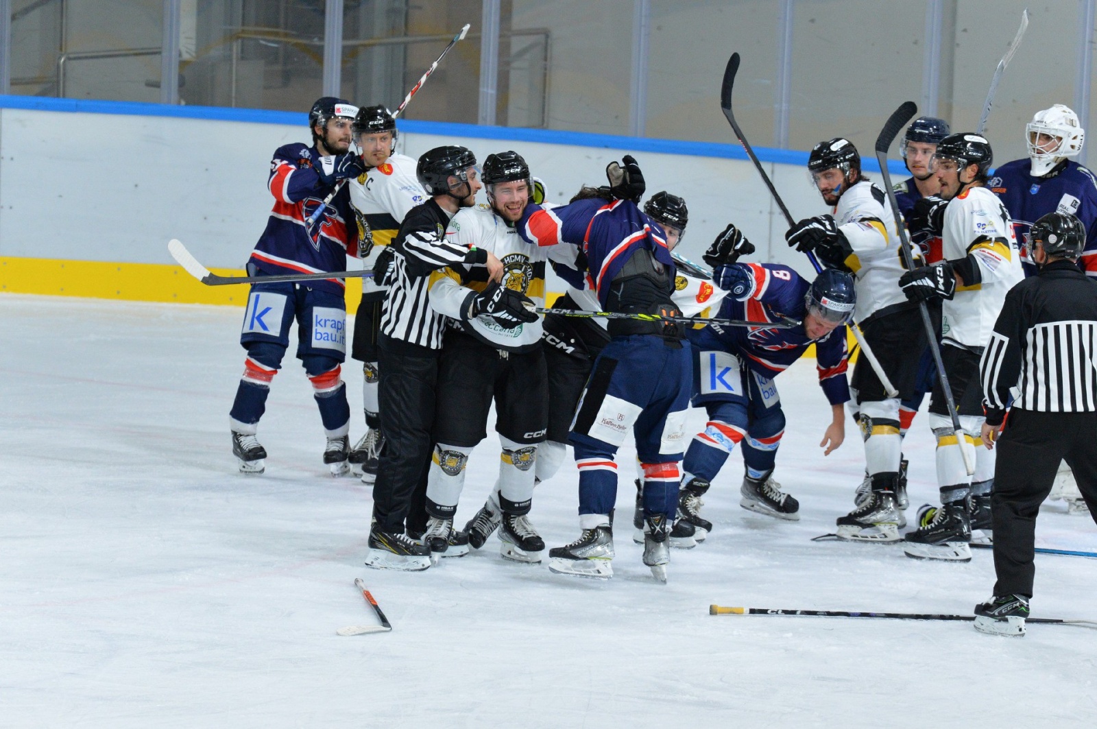 VARESE. HOCKEY. HCMV MASTINI VARESE-HC FALCONS BRIXEN BRESSANONE NELLA FOTO RISSA DROLET LEITNER INTERVIENE PIROSO