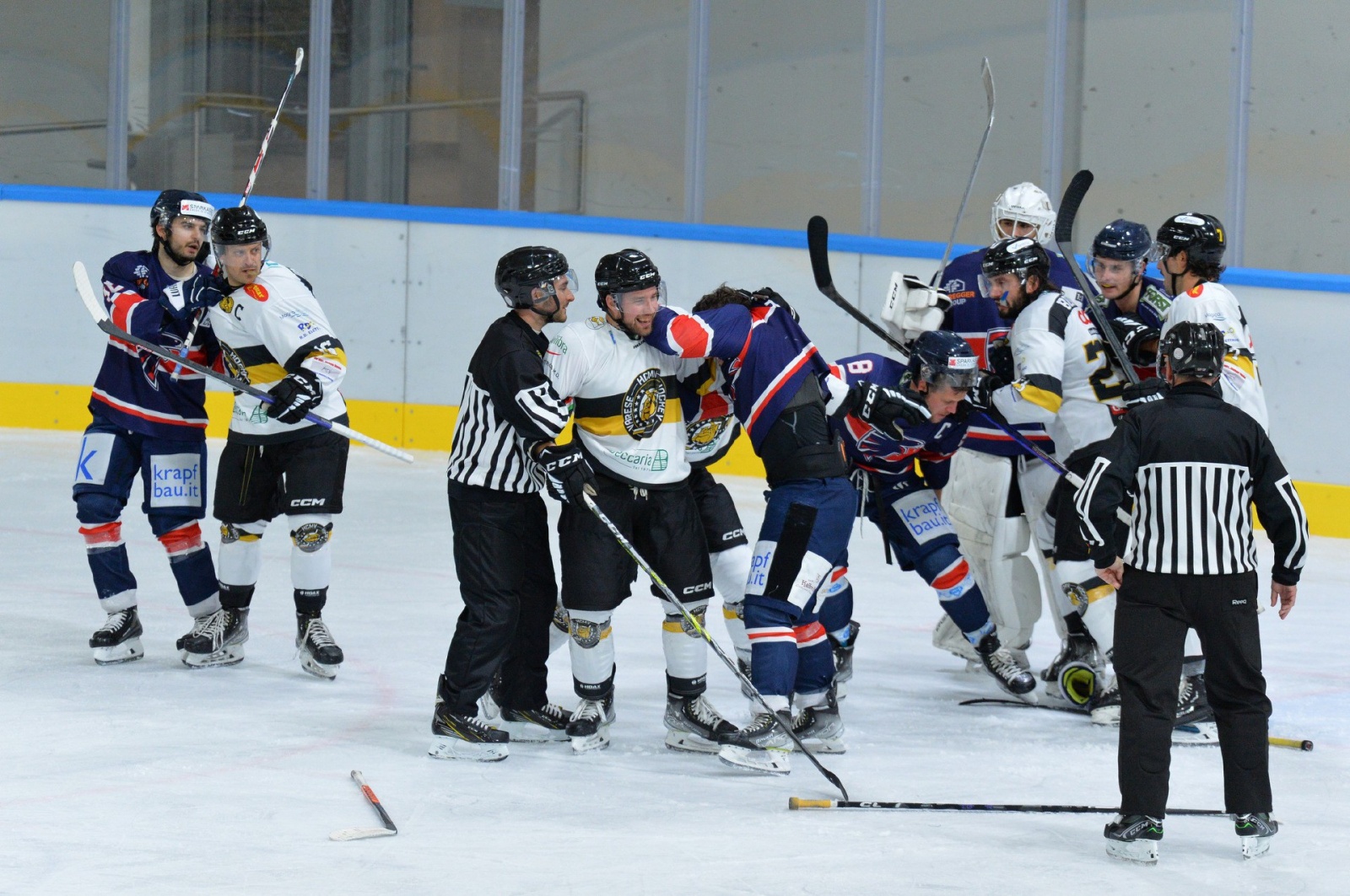 VARESE. HOCKEY. HCMV MASTINI VARESE-HC FALCONS BRIXEN BRESSANONE NELLA FOTO RISSA DROLET LEITNER INTERVIENE PIROSO