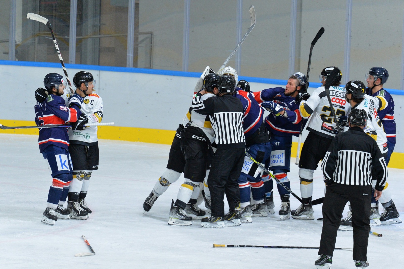 VARESE. HOCKEY. HCMV MASTINI VARESE-HC FALCONS BRIXEN BRESSANONE NELLA FOTO RISSA DROLET LEITNER INTERVIENE PIROSO