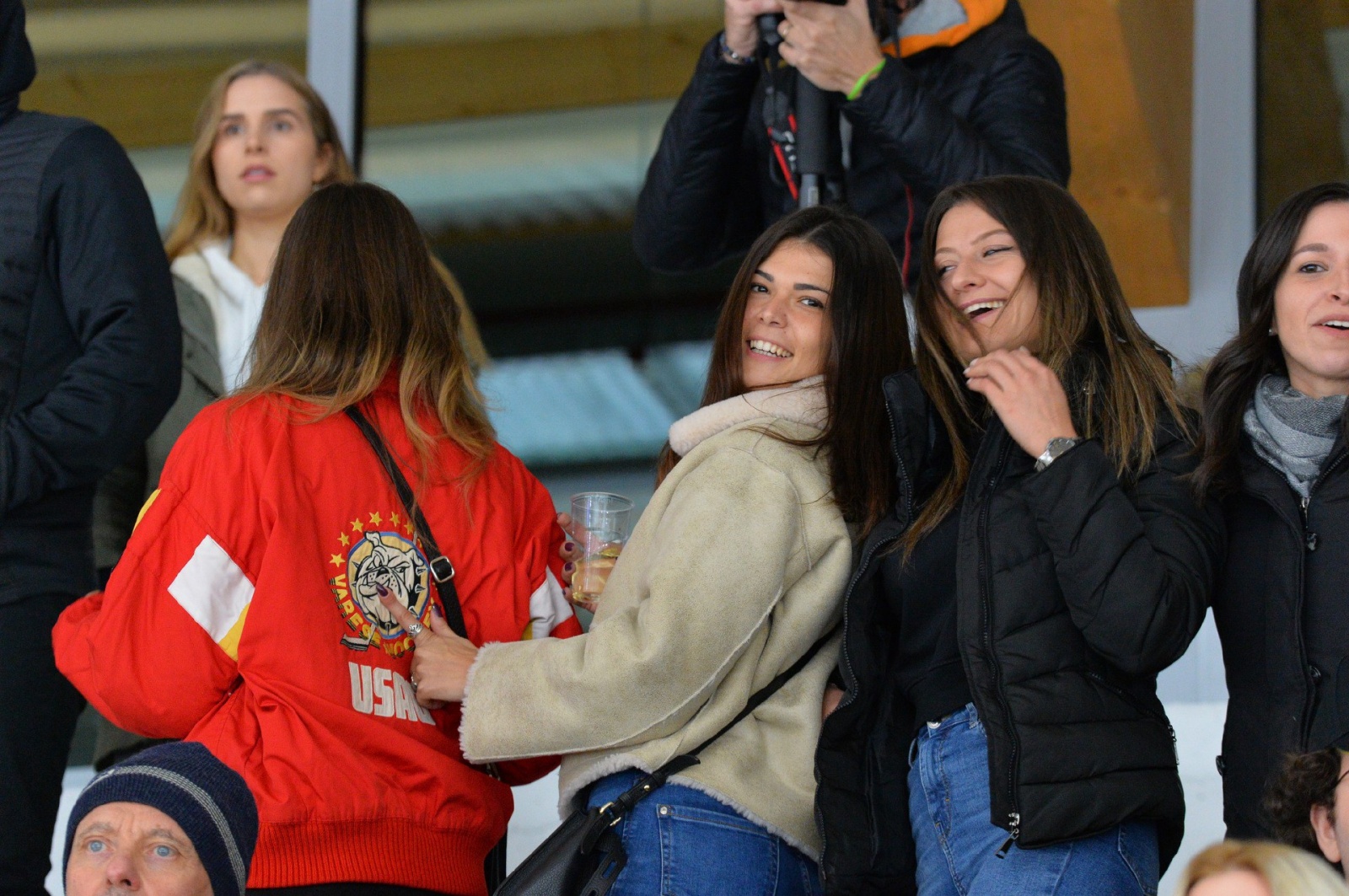VARESE. HOCKEY. HCMV MASTINI VARESE-HC FALCONS BRIXEN BRESSANONE NELLA FOTO FEDERICA PERUCCHETTI CON IL GIUBBOTTO DEL PAPAÕ EX GIOCATORE