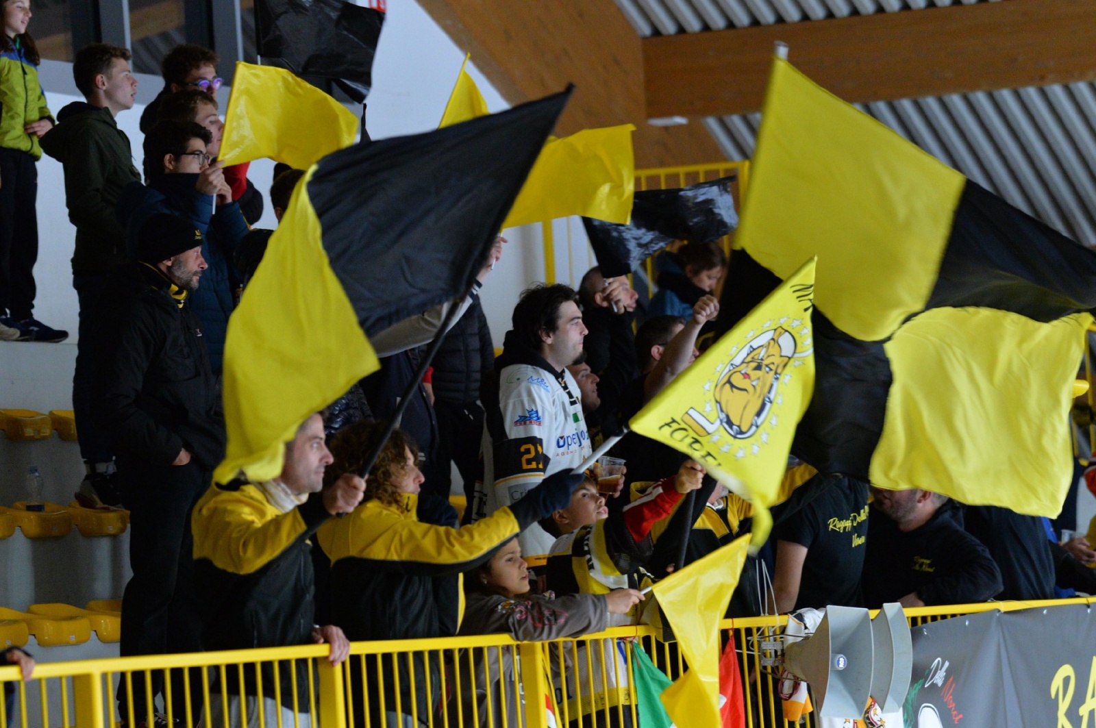 VARESE. HOCKEY. HCMV MASTINI VARESE-HC FALCONS BRIXEN BRESSANONE NELLA FOTO PANCHINA MASTINI E CORDIANO