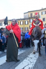 VARESE FESTA SAN MARTINO 2022. BANCARELLE E SAN MARTINO A CAVALLO CHE DONA IL MANTELLO AL POVERO