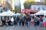 VARESE FESTA SAN MARTINO 2022. BANCARELLE E SAN MARTINO A CAVALLO CHE DONA IL MANTELLO AL POVERO