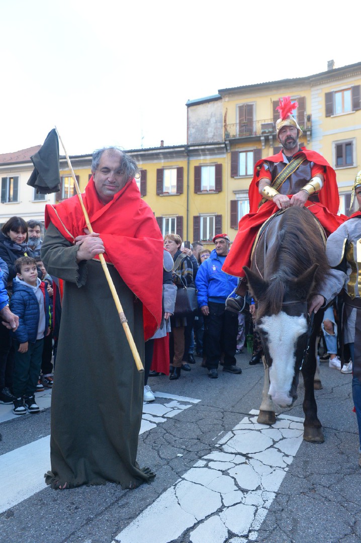 VARESE FESTA SAN MARTINO 2022. BANCARELLE E SAN MARTINO A CAVALLO CHE DONA IL MANTELLO AL POVERO