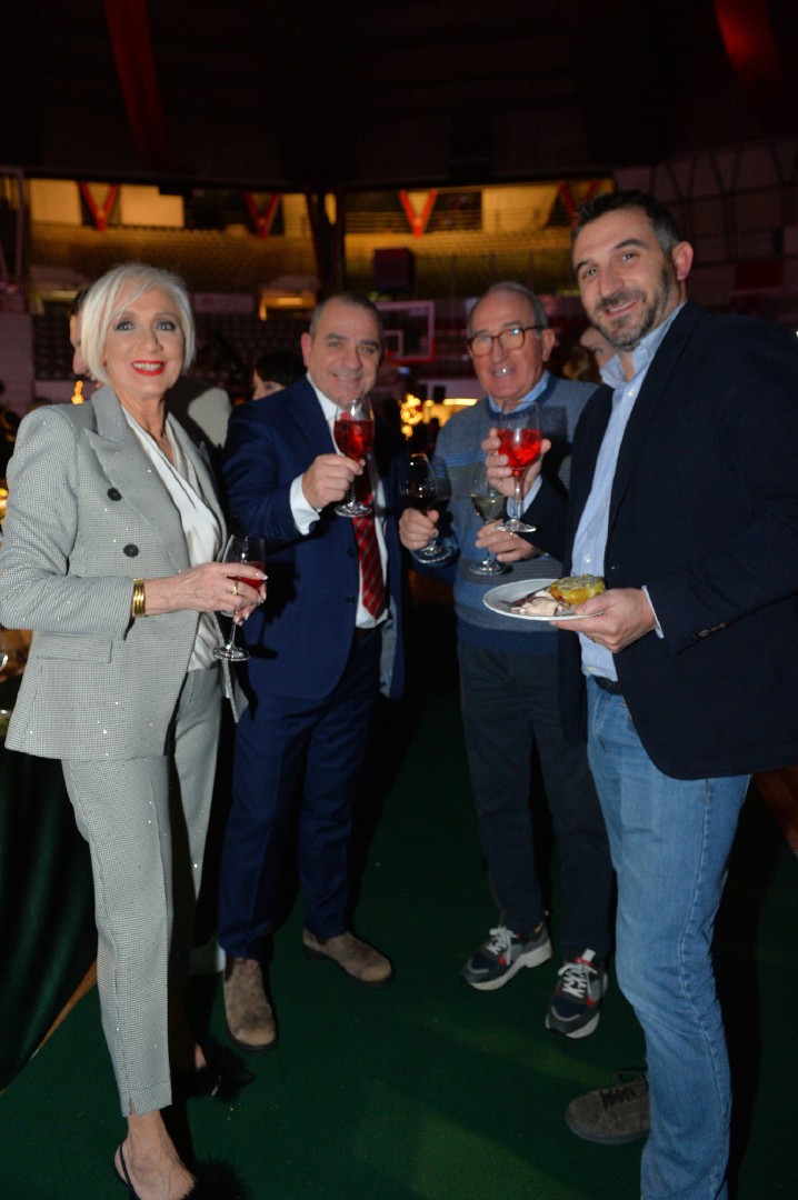 VARESE. FESTA DI NATALE 2022 OPENJOBMETIS PALLACANESTRO VARESE ALLÕENERXENIA ARENA NELLA FOTO FERRAIUOLO E TALLONE