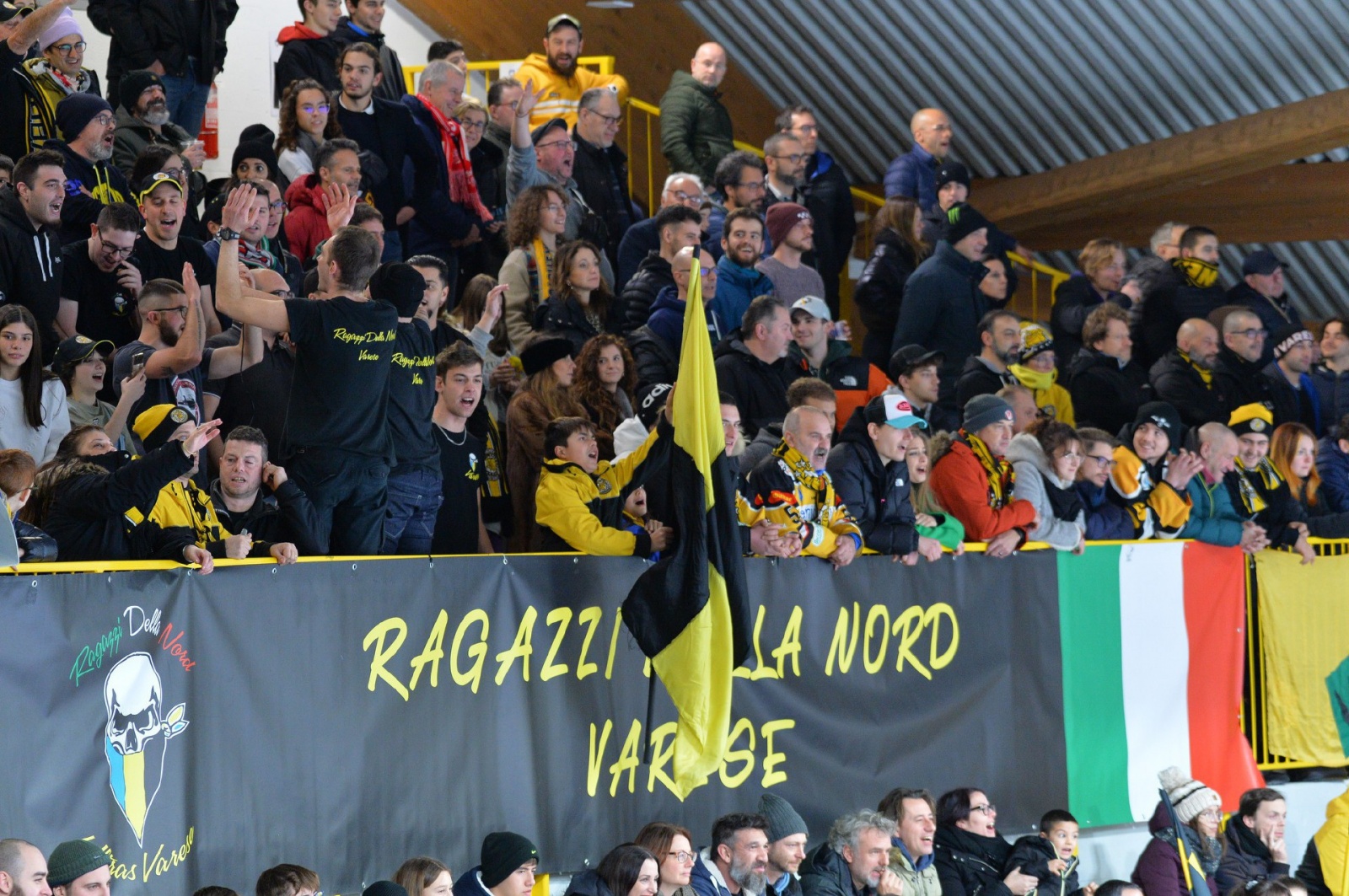 VAREWSE. HOCKEY. HCMV VARESE HOCKEY-AHC TOBLACH DOBBIACO ICEBEARS NELLA FOTO CURVA TIFOSI
