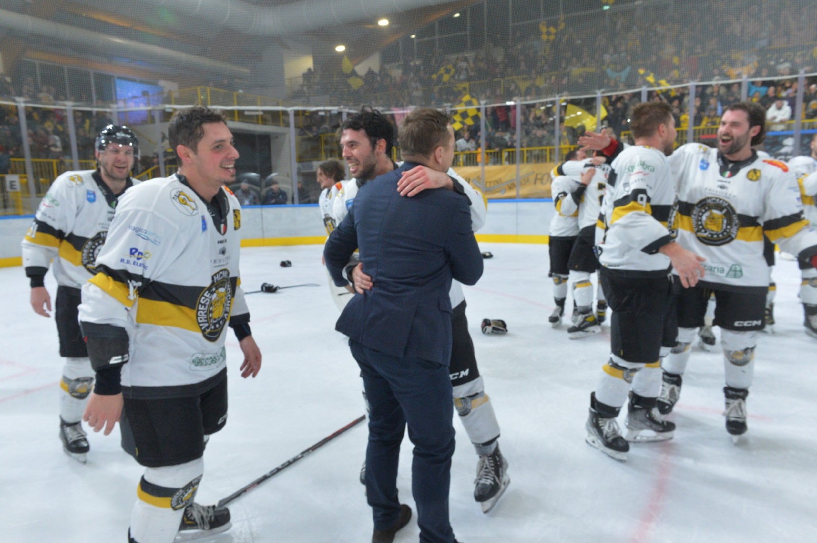 VARESE. HOCKEY. COPPA ITALIA. FINALS FOUR. FINALE HCMV VARESE HOCKEY - SV KALTERN ROTHOBLASS CALDARO NELLA FOTO FINALE FESTEGGIAMENTI