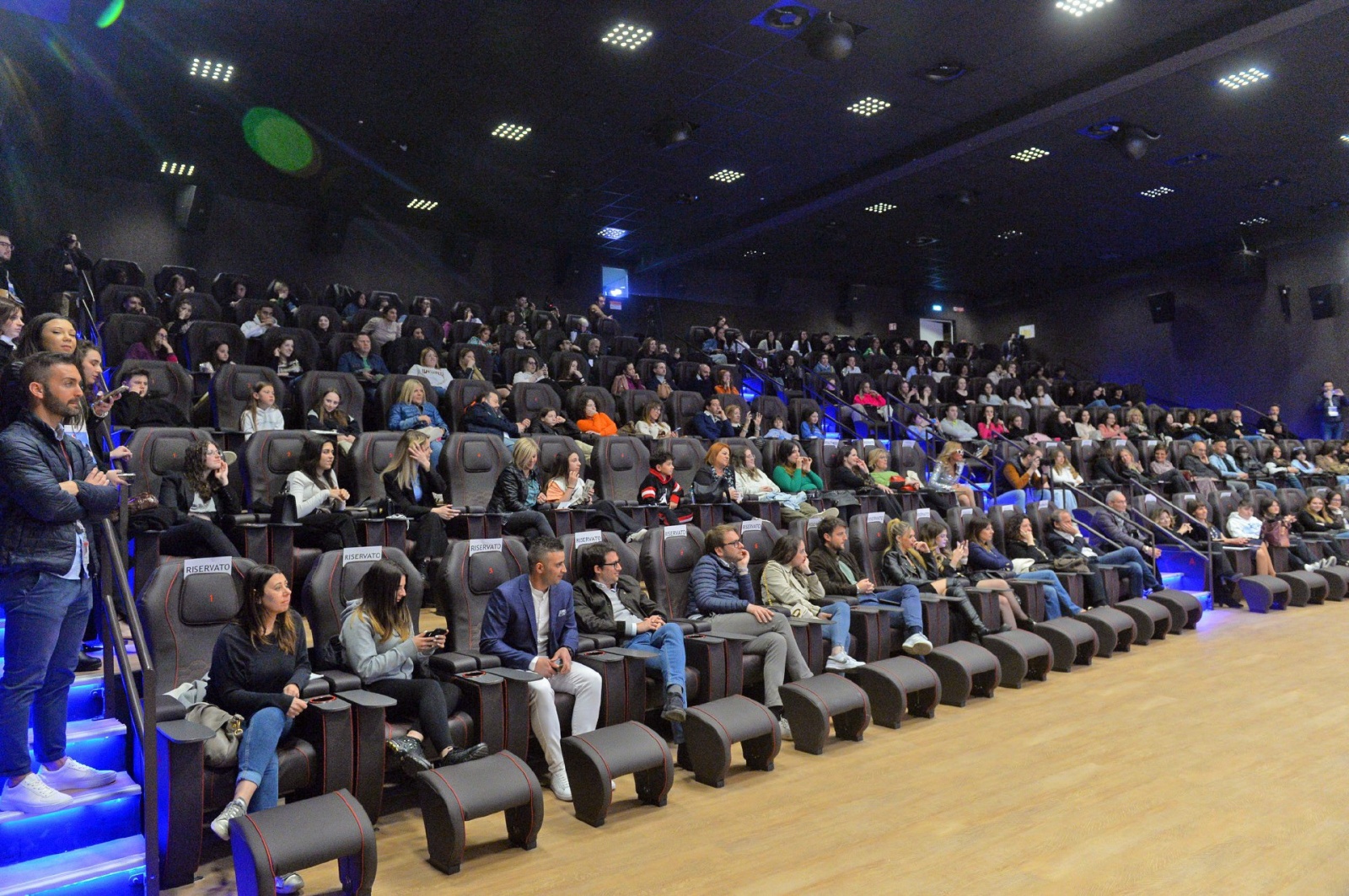BUSTO ARSIZIO. BAFF 2023. ALCUNI DEI PROTAGONISTI DELLA SERIE “MARE FUORI” OSPITI DELLA SERATA INCONTRANO IL PUBBLICO NELLA FOTO PUBBLICO IN SALA