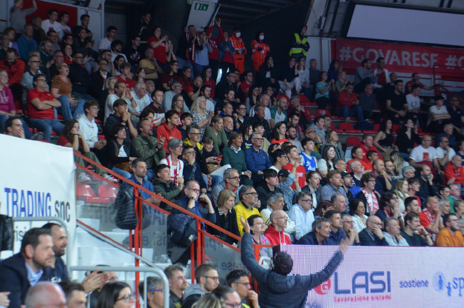 VARESE. BASKET LBA. OPENJOBMETIS VARESE-HAPPY CASA BRINDISI NELLA FOTO TIFOSI TRIBUNA