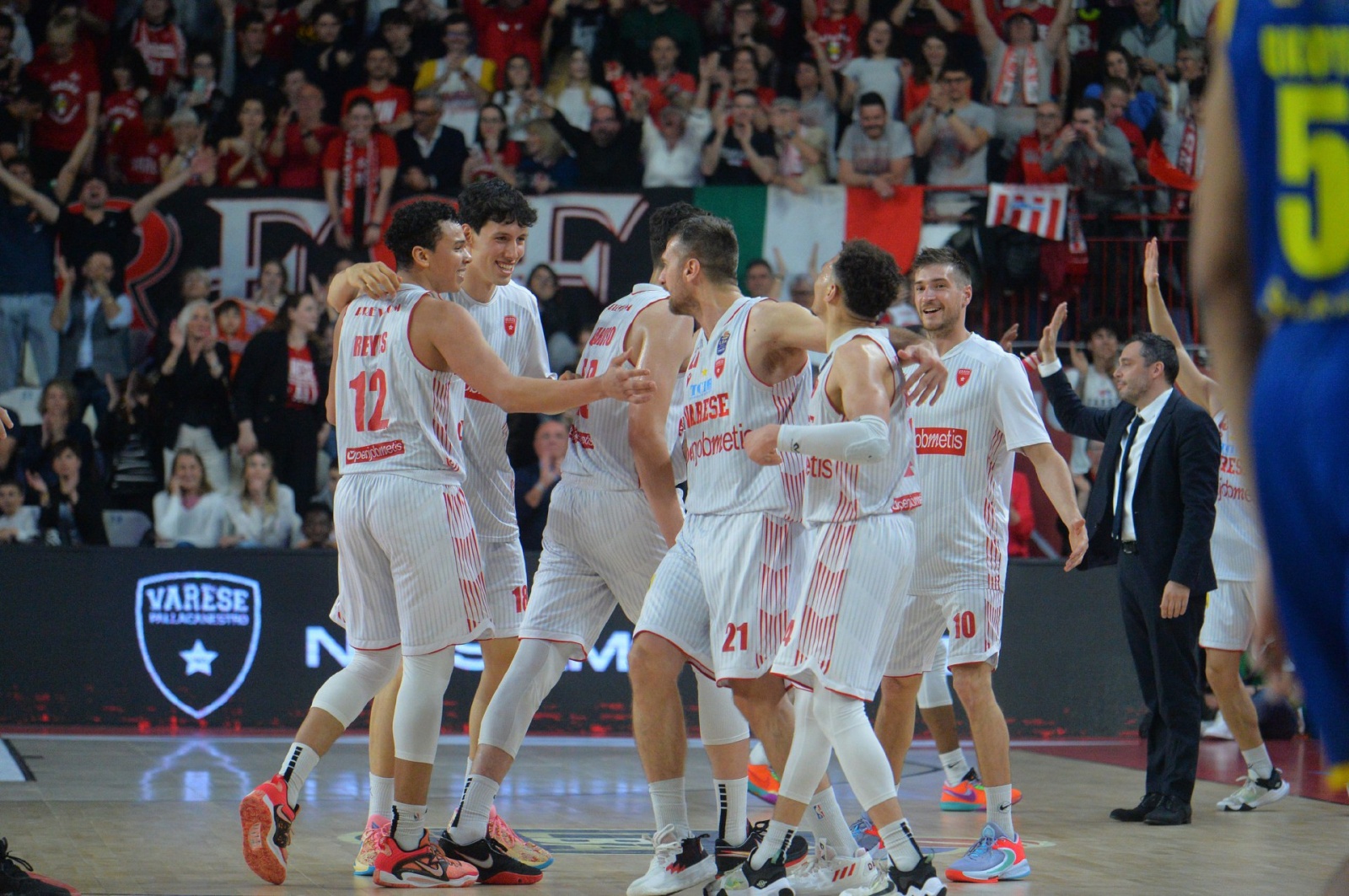 VARESE. BASKET LBA. OPENJOBMETIS VARESE-GIVOVA SCAFATI NELLA FOTO ESULTANZA GIOCATORI