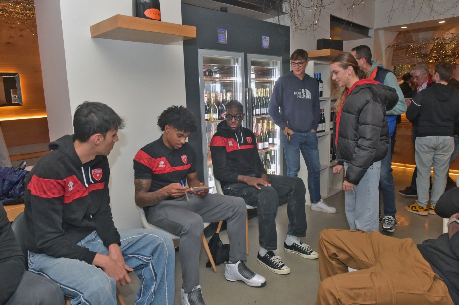 VARESE. PRESENTAZIONE OPENJOBMETIS PALLACANESTRO VARESE 2024 2025 AI TIFOSI AL CAFFEÕ BROLETTO NELLA FOTO TIFOSI CHIEDONO AUTOGRAFI