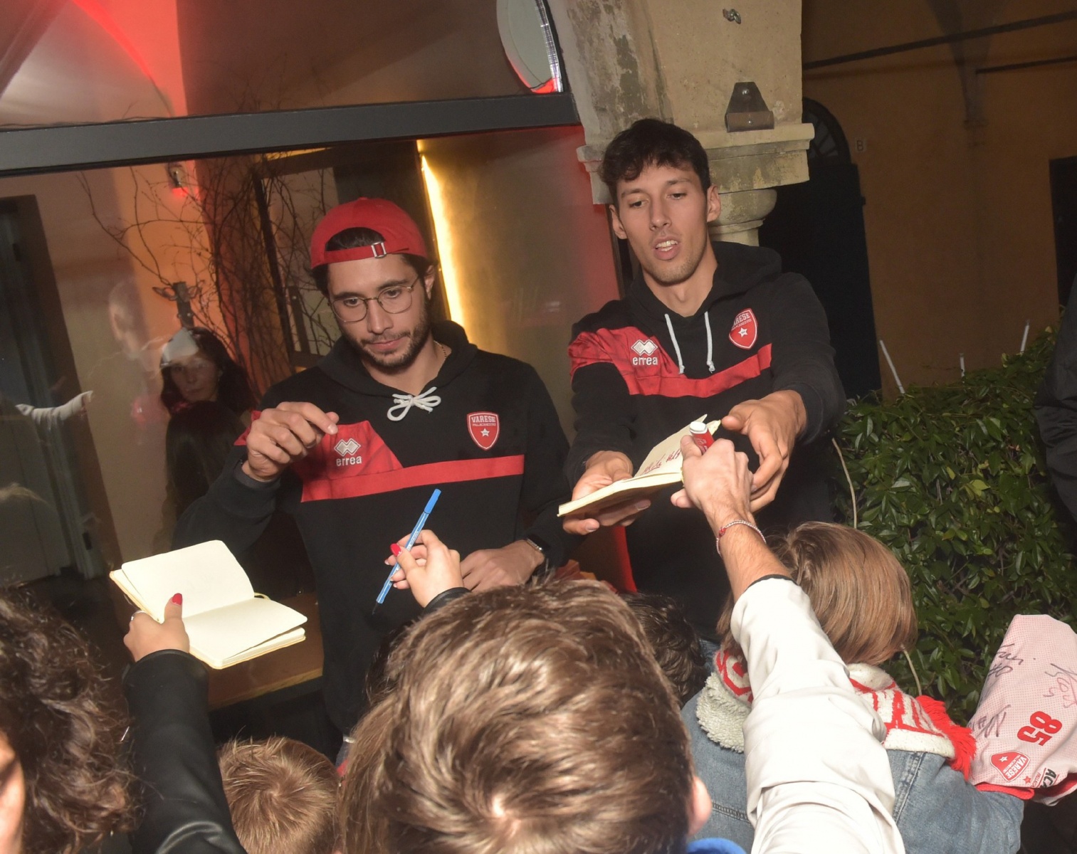 VARESE. PRESENTAZIONE OPENJOBMETIS PALLACANESTRO VARESE 2024 2025 AI TIFOSI AL CAFFEÕ BROLETTO NELLA FOTO TIFOSI CHIEDONO AUTOGRAFI A ALVITI E VIRGINIO