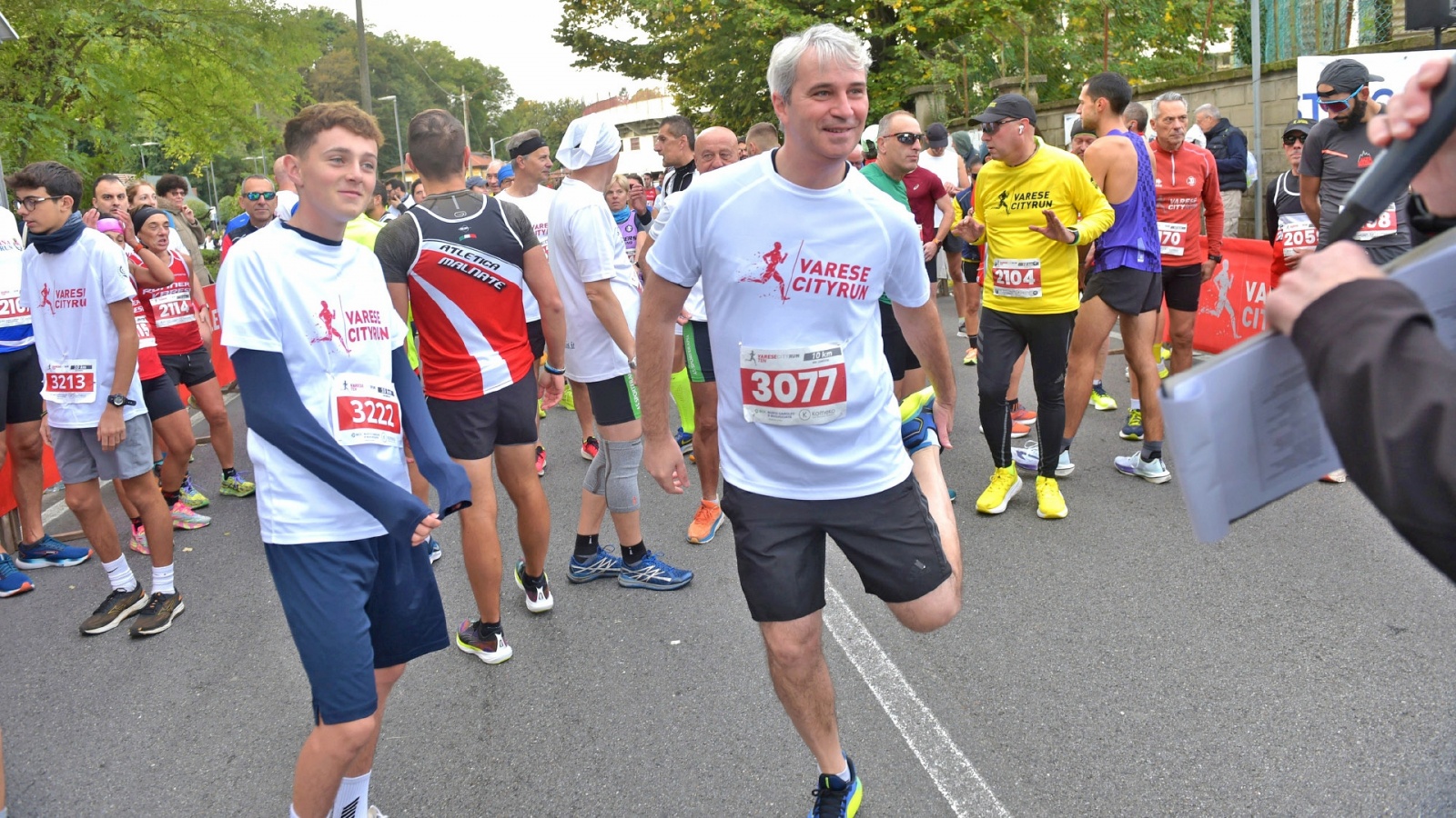 VARESE. VARESE CITY RUN 2024 NELLA FOTO SINDACO GALIMBERTI COL FIGLIO PRIMA DELLA PARTENZA DEI 10 KM