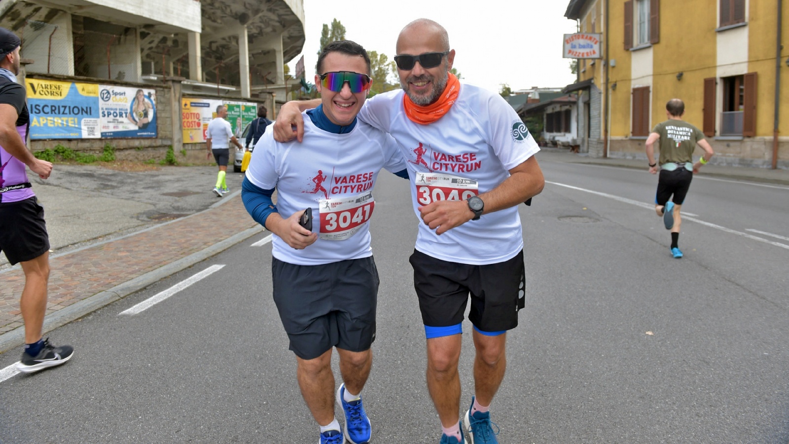 VARESE. VARESE CITY RUN 2024 NELLA FOTO SIMONE, A DESTRA MENTRE SI RISCALDA CON UN ALTRO PARTECIPANTE