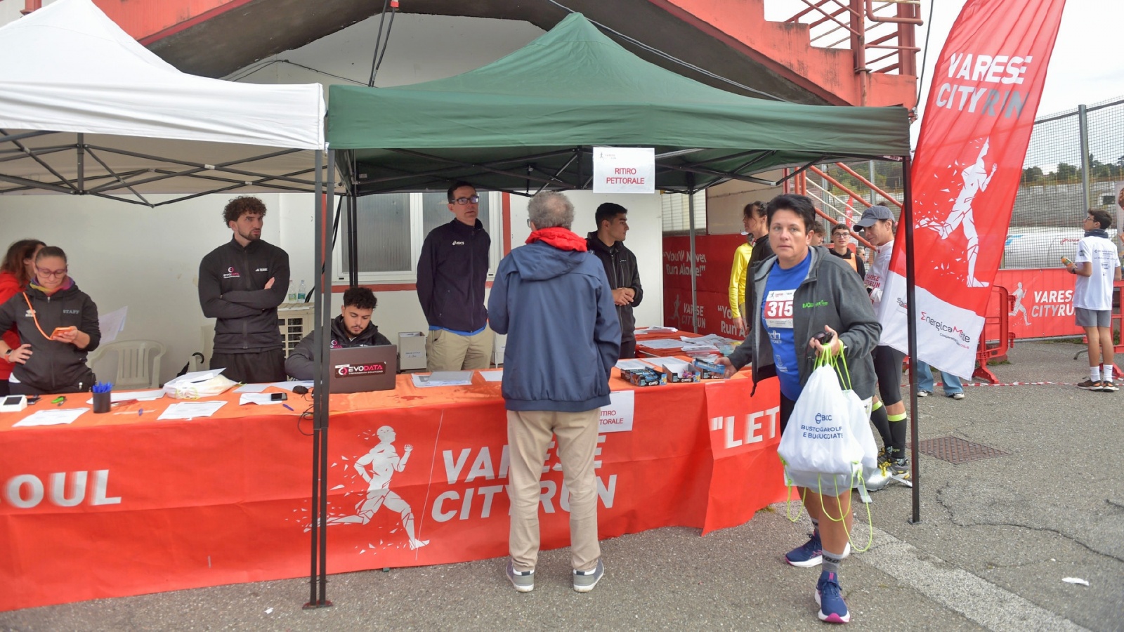 VARESE. VARESE CITY RUN 2024 NELLA FOTO BANCHETTO RITIRO PETTORALE