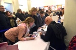 GALLARATE. CLAUDIO BISIO AL TEATRO CONDOMINIO PER PRESENTARE IL SUO LIBRO FIRMA COPIE CON I FANS