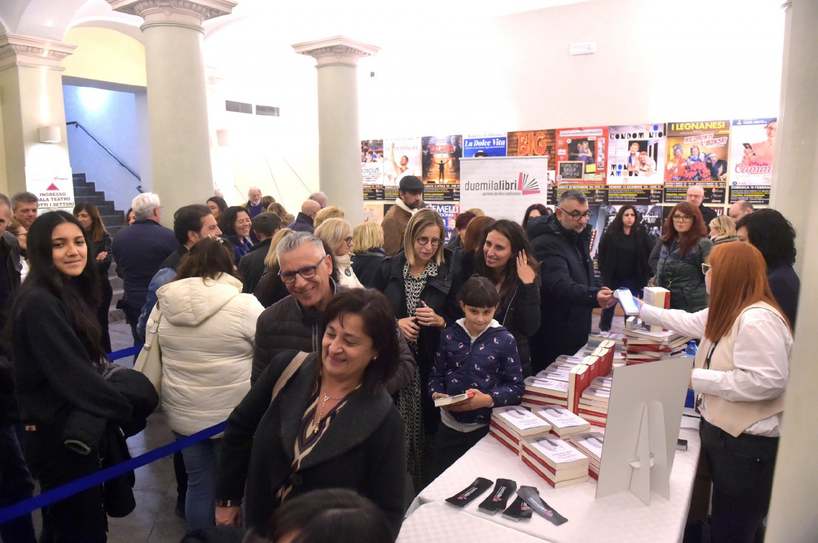 GALLARATE. CLAUDIO BISIO AL TEATRO CONDOMINIO PER PRESENTARE IL SUO LIBRO FIRMA COPIE CON I FANS