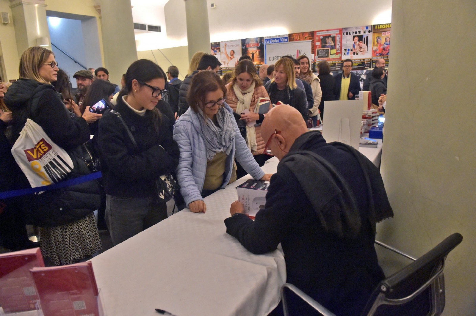 GALLARATE. CLAUDIO BISIO AL TEATRO CONDOMINIO PER PRESENTARE IL SUO LIBRO FIRMA COPIE CON I FANS