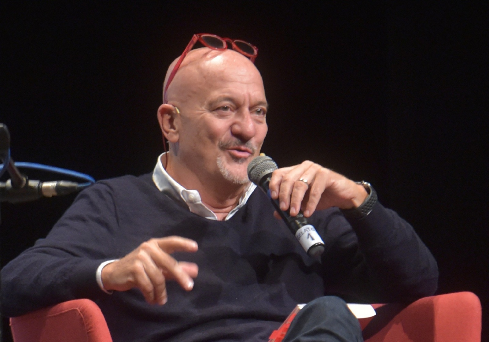 GALLARATE. CLAUDIO BISIO AL TEATRO CONDOMINIO PER PRESENTARE IL SUO LIBRO