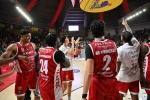 VARESE. BASKET LBA. OPENJOBMETIS VARESE-VIRTUS SEGAFREDO BOLOGNA NELLA FOTO ESULTANZA FINALE E GIOCATORI CHE SALUTANO TIFOSI