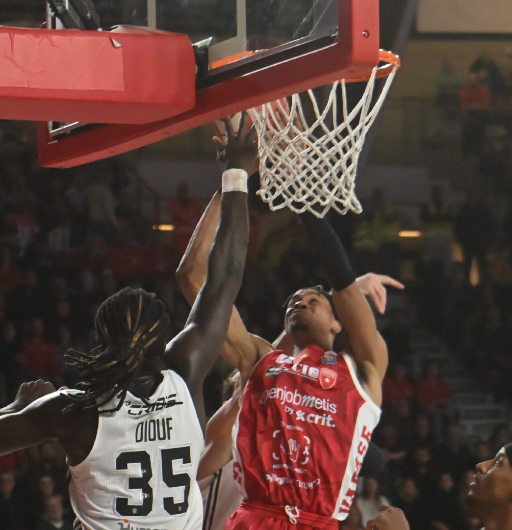 VARESE. BASKET LBA. OPENJOBMETIS VARESE-VIRTUS SEGAFREDO BOLOGNA NELLA FOTO AKOBUNDU