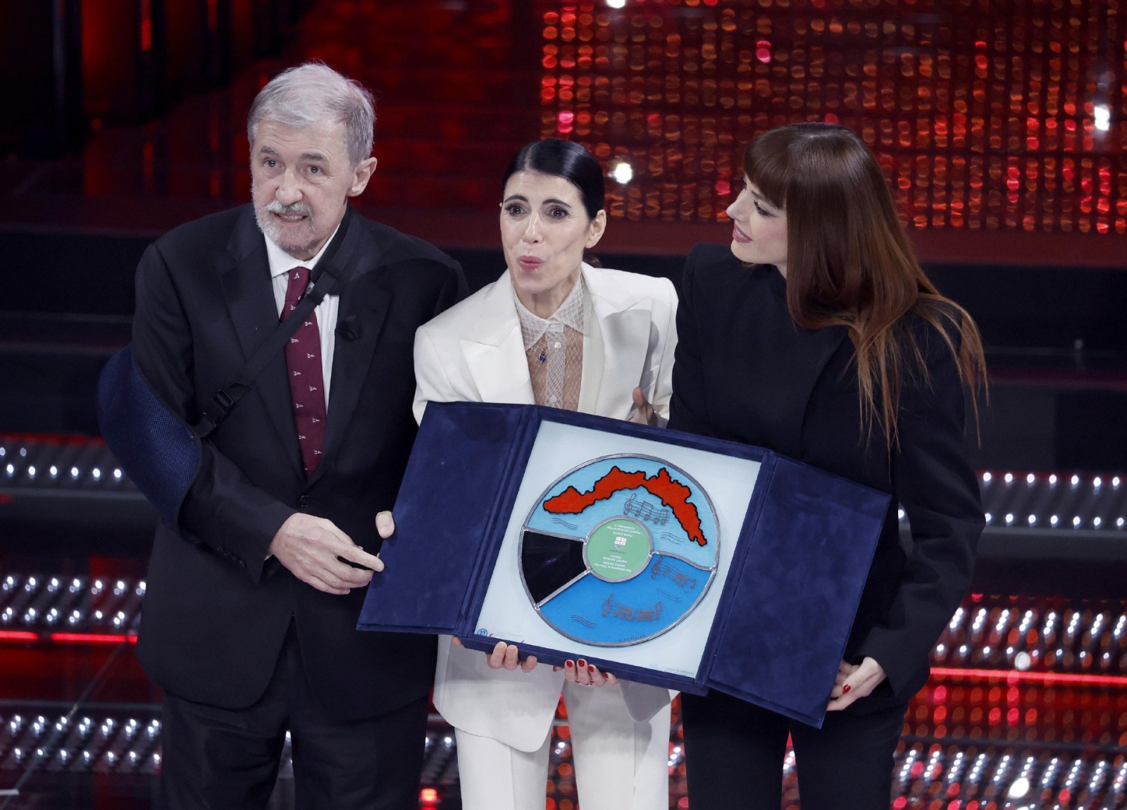 Italian singers Giorgia (C) and Annalisa (R) receive the trophy for the Best Cover from the President of Liguria 