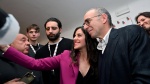 BUSTO ARSIZIO. IL REGISTA GIUSEPPE TORNATORE OSPITE AL BAFF, BUSTO ARSIZIO FILM FESTIVAL, AL CINEMA LUX. RICEVUTO DAL SINDACO ANTONELLI, DALL’ASSESSORE MAFFIOLI E DAL PRESIDENTE GABRIELE TOSI NELLA FOTO ALL’USCITA FIRMA AUTOGRAFI E SI CONCEDE PER I SELFIE