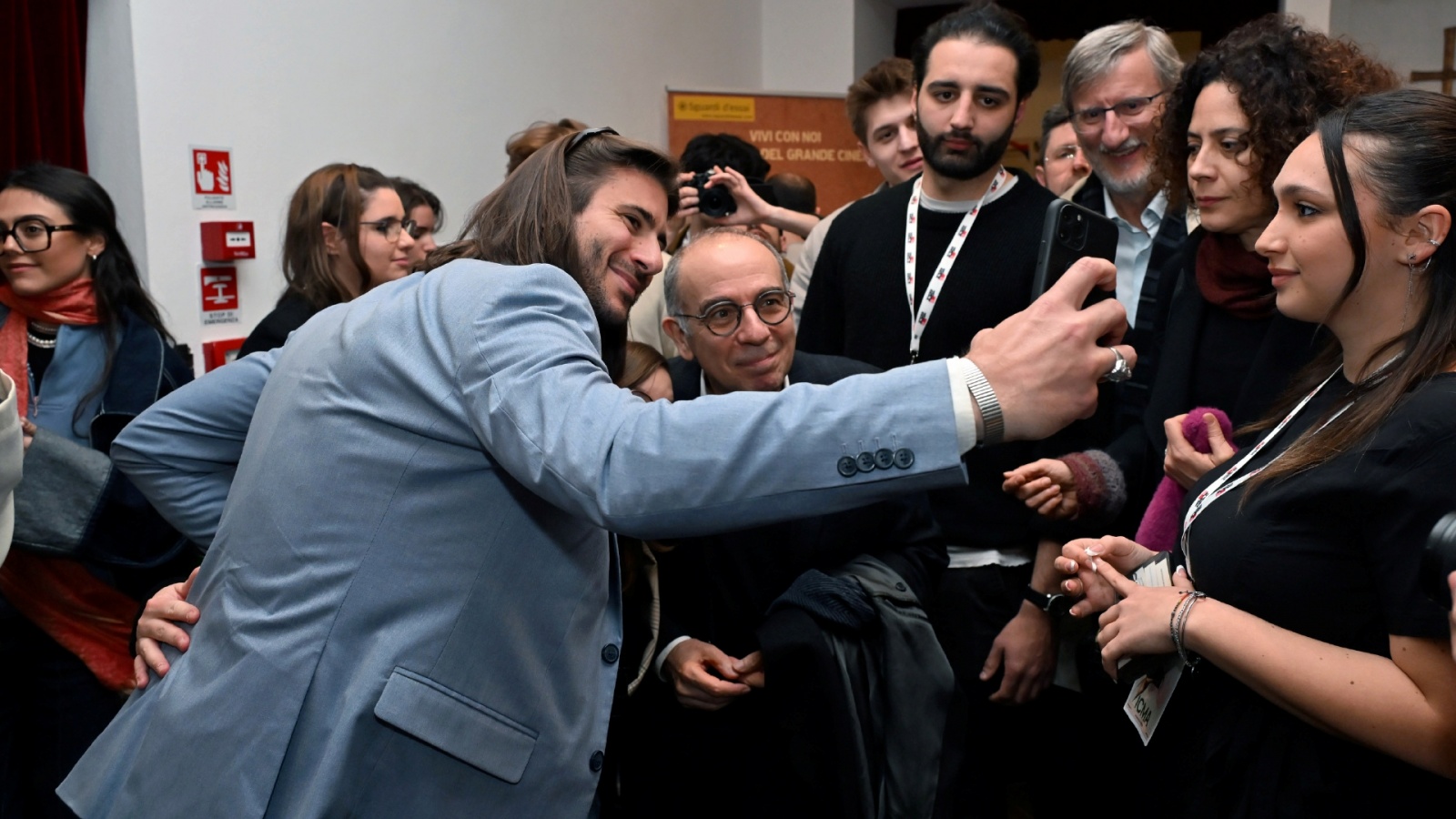 BUSTO ARSIZIO. IL REGISTA GIUSEPPE TORNATORE OSPITE AL BAFF, BUSTO ARSIZIO FILM FESTIVAL, AL CINEMA LUX. RICEVUTO DAL SINDACO ANTONELLI, DALL’ASSESSORE MAFFIOLI E DAL PRESIDENTE GABRIELE TOSI NELLA FOTO ALL’USCITA FIRMA AUTOGRAFI E SI CONCEDE PER I SELFIE